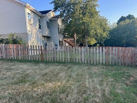 Gallery photos for Revitalizing Saint Charles Fences with Expert Care: Image #1